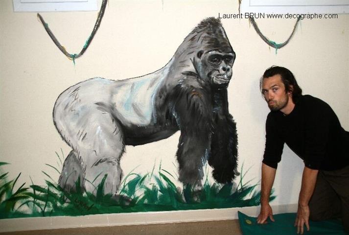 peinture murale d'un gorille dos argenté