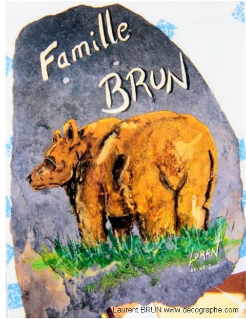 peinture d'un ours brun sur ardoise