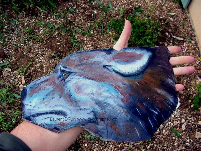 peinture d'une tête de loup sur ardoise