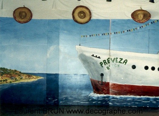 peinture d'un décor sur un bateau
